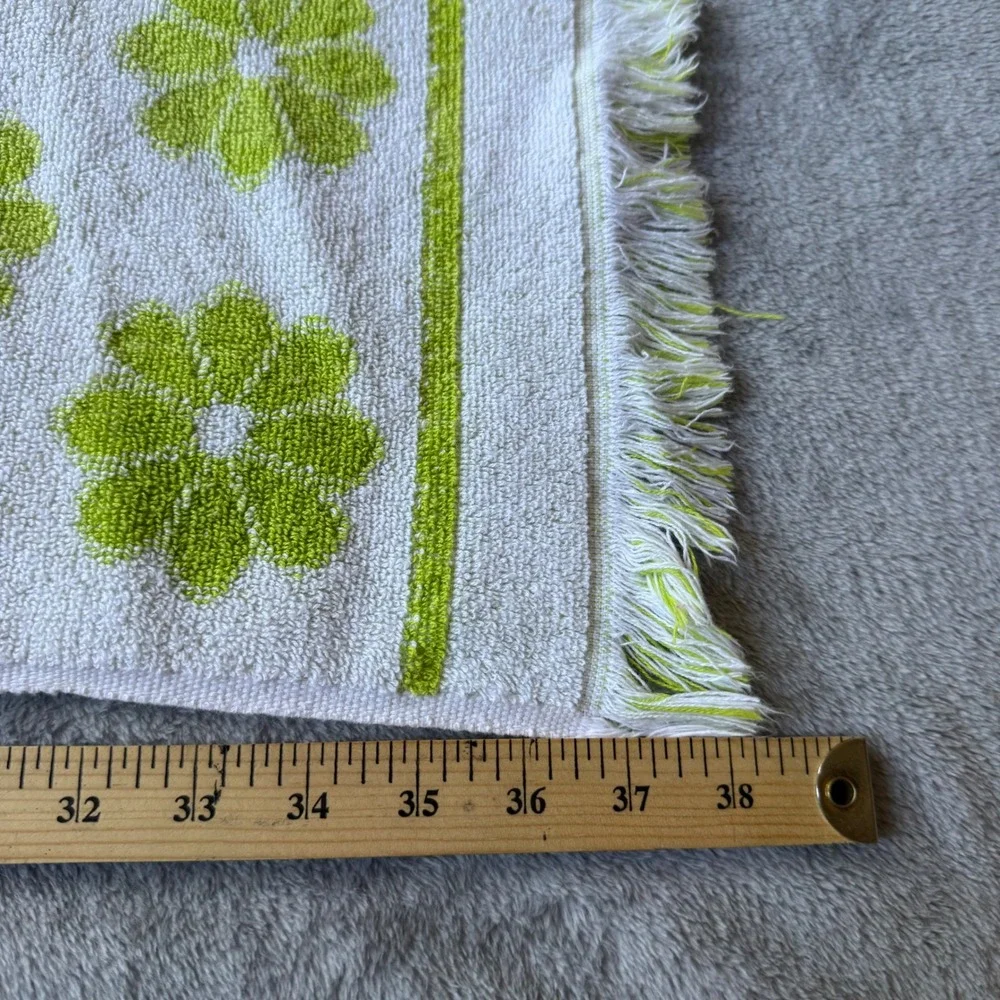 Vtg Martex Lime Green White Daisy Reversible Floral Towel Fringed Cotton USA